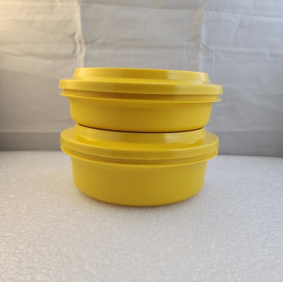 Set of 2 Vtg Tupperware Seal 'N Serve Yellow Bowls - Picture 2 of 13